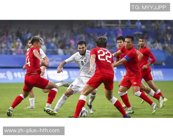 国足与乌兹别克比赛中裁判判罚引发热议球迷反应不一