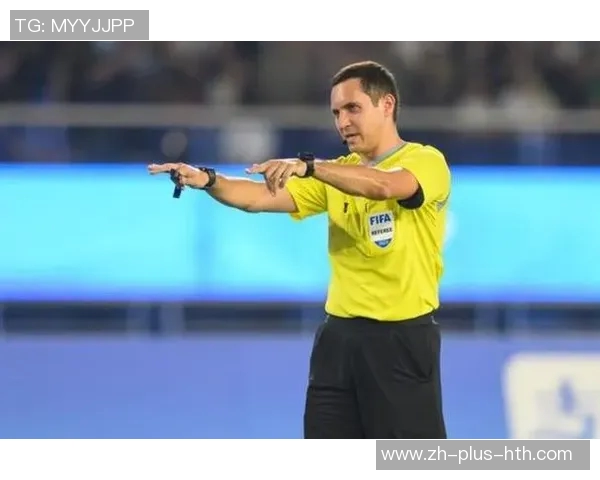 国足与乌兹别克比赛中裁判判罚引发热议球迷反应不一